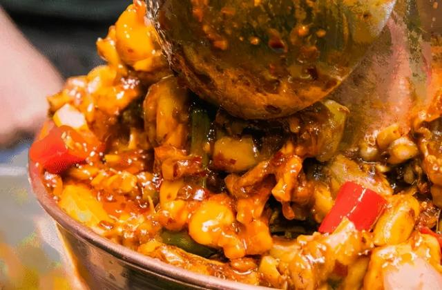火锅牛蛙煮多久，火锅牛蛙的家常做法（网红菜铜锅炭火牛蛙）