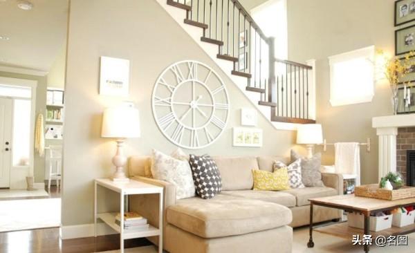 挂钟挂在客厅哪个位置最合适，挂钟一般挂在客厅哪个位置合适（客厅挂钟摆设有哪些禁忌）