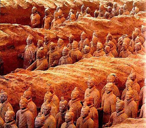 秦始皇的墓在哪里，秦始皇墓在哪里（秦始皇陵留下的九大惊天谜团）