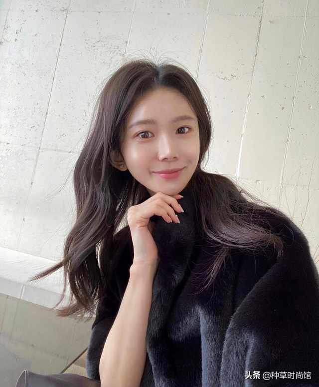 晚上披着头发睡好吗，晚上睡觉头发扎还是披（不要披着头发睡觉了）