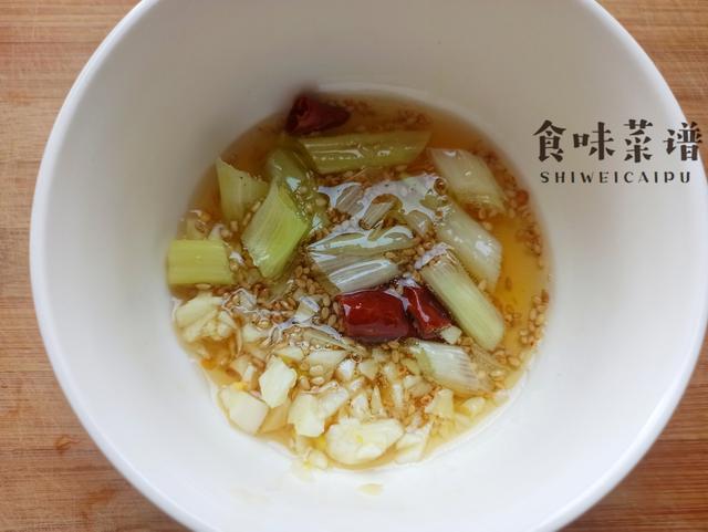 胡萝卜芹菜叶饼的做法，芹菜胡萝卜饼的做法窍门（饭店最少要卖20元）