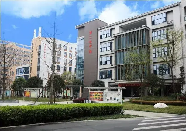 长沙民政职业技术学院学费，长沙民政职业技术学院最好的专业是哪些（职校宿舍空调、游泳馆一应俱全）