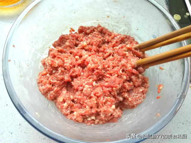 羊肉饺子怎么做，怎样调制羊肉饺子馅（一口一个抱团儿又爆汁儿）