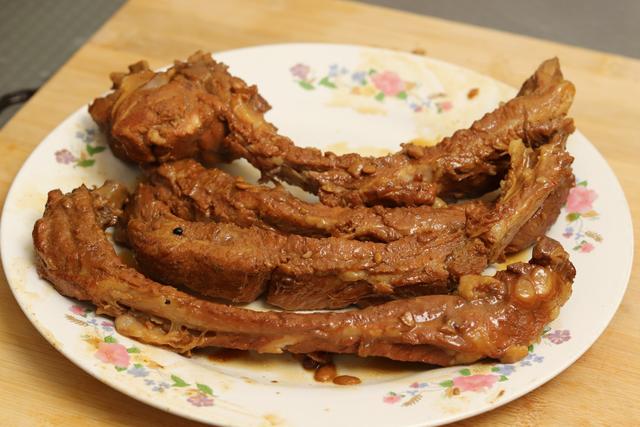 炖排骨汤的做法，如何炖排骨汤呢（记住“1泡2炒3焖”）