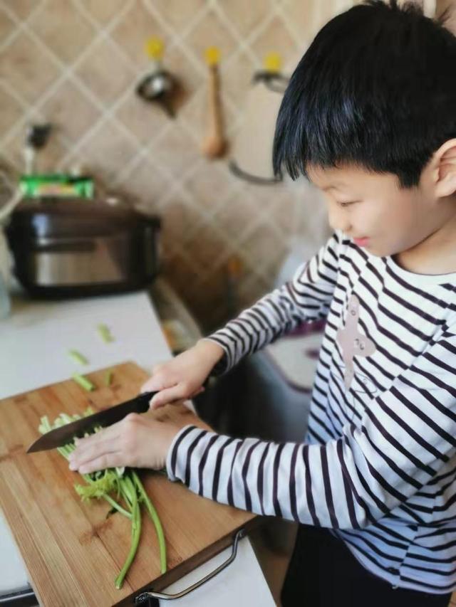 适合小学生的家务100项，小学生家务劳动可以做什么（小学生在家应该怎样做家务）