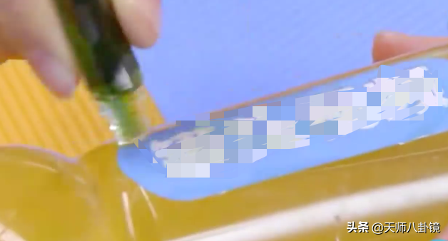 新碗的标签胶怎么去除，新碗的标签怎么去除（生活小窍门之快速去除胶印）