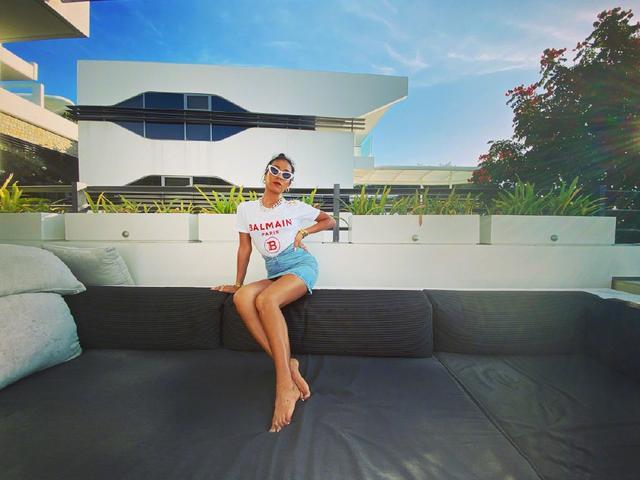 男生能穿女式泳衣开叉吗，跟男朋友泡温泉穿什么衣服好（穿泳装秀尤物身材）