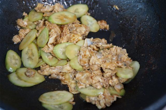 花甲肉怎么炒，炒花甲的做法视频（它和花甲一起炒是绝配）