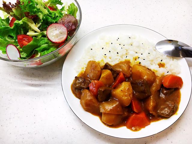 咖喱是什么东西，咖喱粉是用什么材料做成的（印度人为啥那么喜欢吃咖喱）