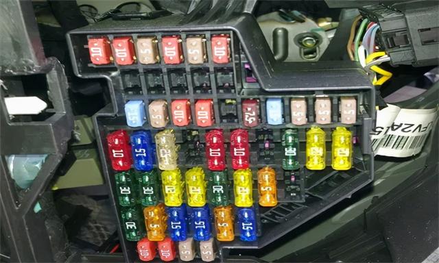 汽车保险丝夹如何用，车用保险丝图片（怎么检查汽车保险丝的好坏）