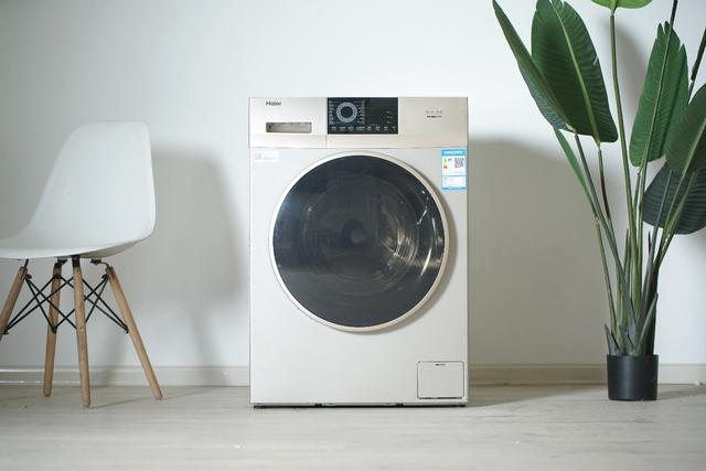 如何使用海尔蒸汽电熨斗，海尔蒸汽电熨斗怎么用（海尔EG100HB209G洗衣机体验）