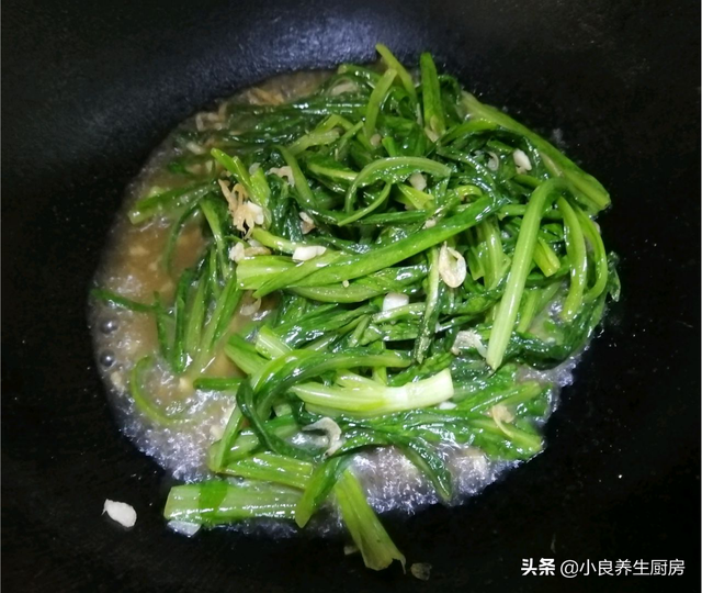 油麦菜炒虾皮鸡蛋的家常做法，虾皮炒小油菜的做法窍门（这蔬菜要抓紧吃）