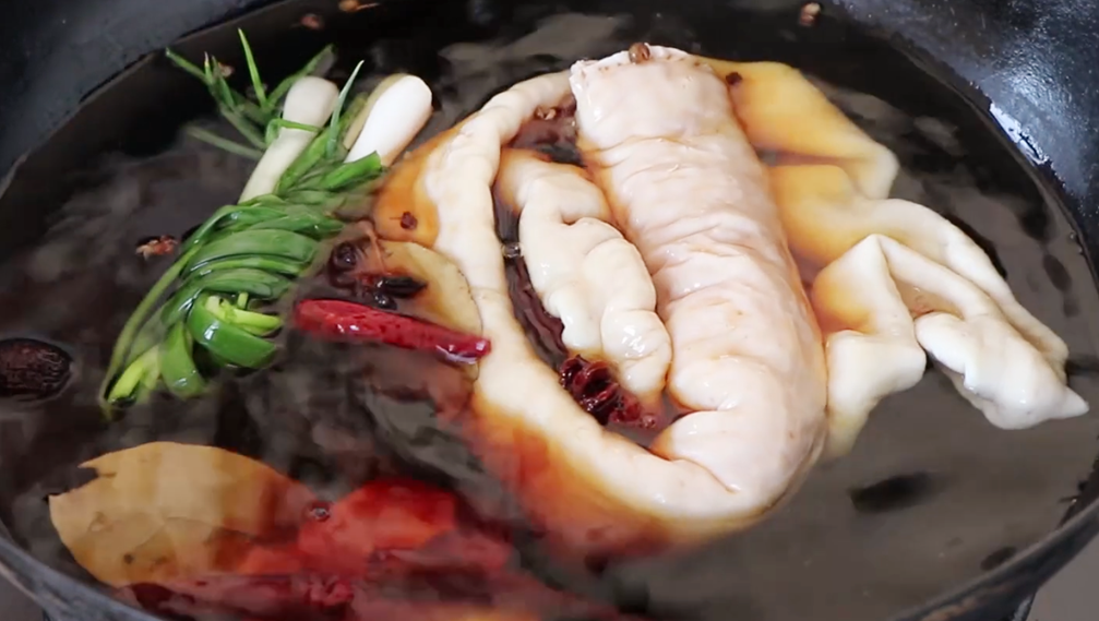 图片[2]-【干煸肥肠】做法步骤图 外焦香里嫩 没有一点腥味-起舞食谱网