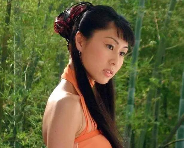 胡定欣，挨个敲监制的门乞讨角色（胡定欣是gd吗）