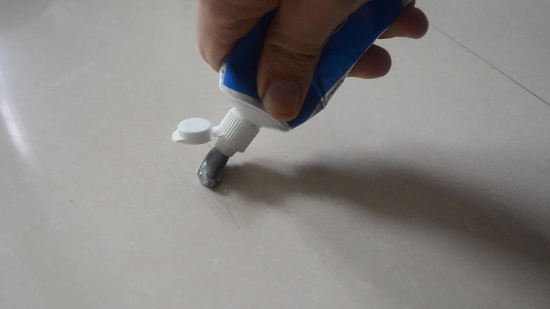 瓷砖划痕怎么修复，瓷砖刮花了怎么修复（老师傅教你一招）