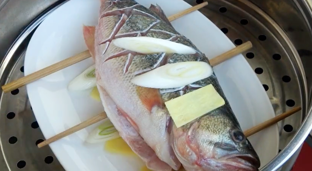 图片[6]-【清蒸鲈鱼】做法步骤图 鱼肉鲜嫩多汁 不腥不老-起舞食谱网