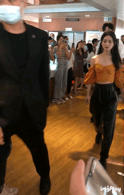 明星示范橘色衣服怎么搭配，橘色上衣搭配什么颜色最佳图片（穿橙色上衣搭配黑色皮裤）