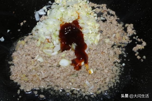 茄子炒饭怎么做，炒茄子拌面条的家常做法（做一盘咸鲜实惠炒饭）