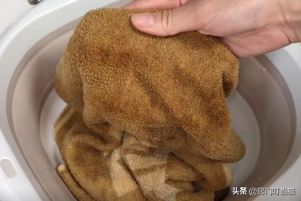 毛巾怎么洗又干净又软去味，生活小妙招毛巾怎么洗又干净又软（毛巾用久了油腻发黄有异味）