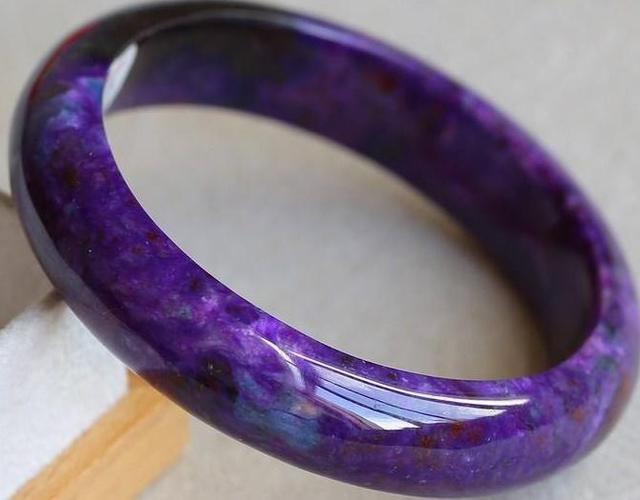 紫云母适合什么人佩戴，紫云母手镯的功效和作用（宝石新星——紫云母）