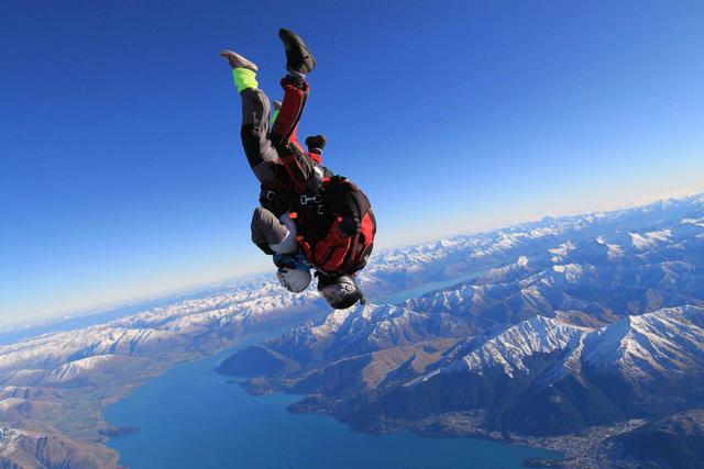 中国哪里可以跳伞多少钱，国内哪里有跳伞的地方多少钱（国内跳伞，跳伞的费用有哪些呢）