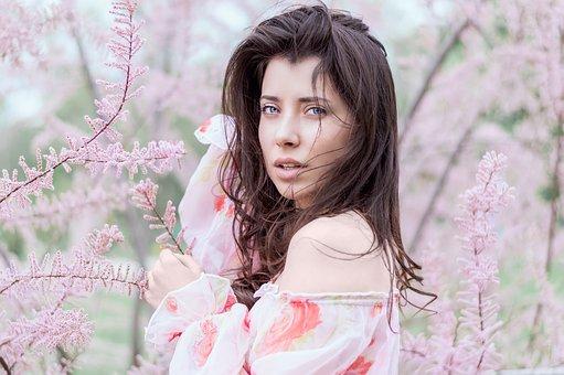 什么是偏爱，什么是偏爱,偏爱就是他收到两条信息（都是会哄人的女人）
