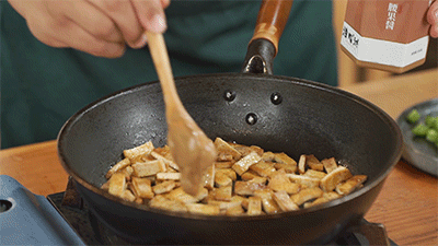 青椒炒豆腐的做法，豆腐做法简单又好吃（家常素食：青椒炒豆腐）