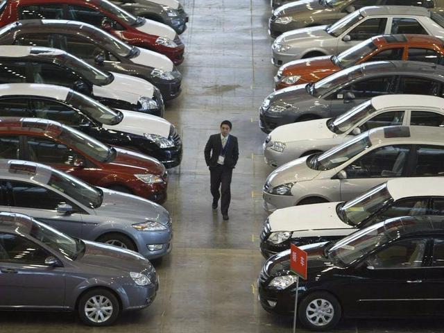 车贷存晚了怎么让扣款，车贷还款错过扣款时间怎么办（汽车贷款逾期多久收车）