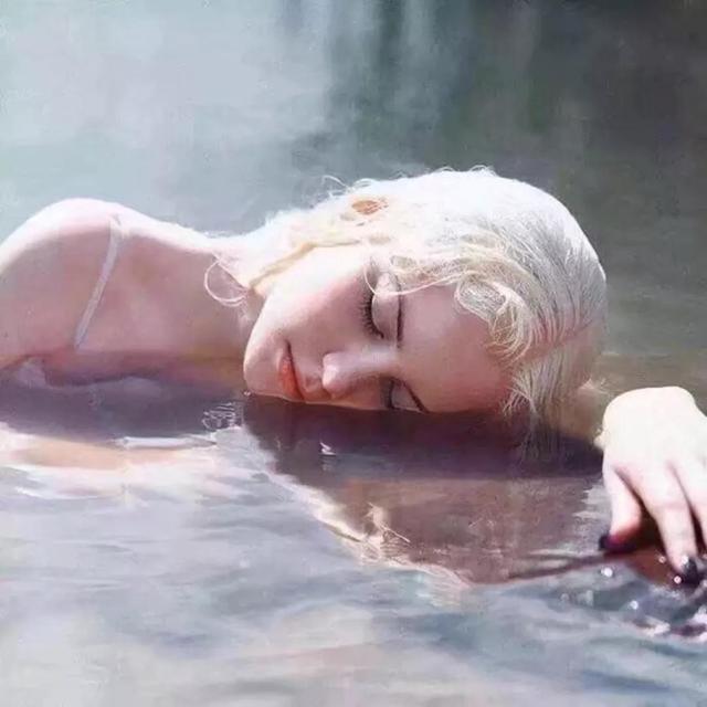 超酷的欧美女神像，爱死了！，超酷的欧美女神像图片（假如我年少不自卑）