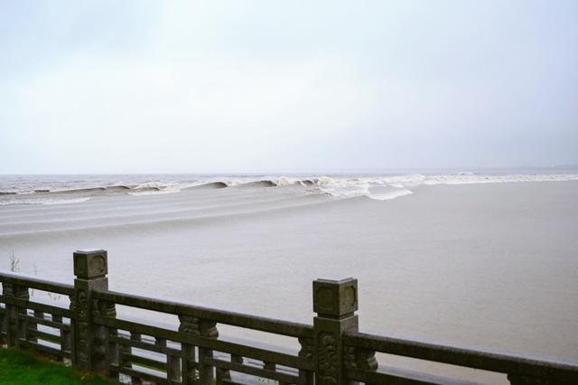 海宁盐官古镇及一线潮观看旅游攻略，海宁盐官观潮景区攻略（“一线潮”天下奇观在盐官）