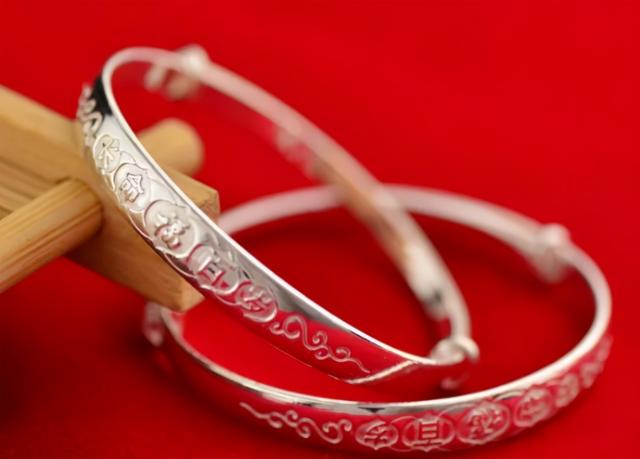 金750是什么金，au750项链是什么金（再也不怕看不懂G990、PT990…）