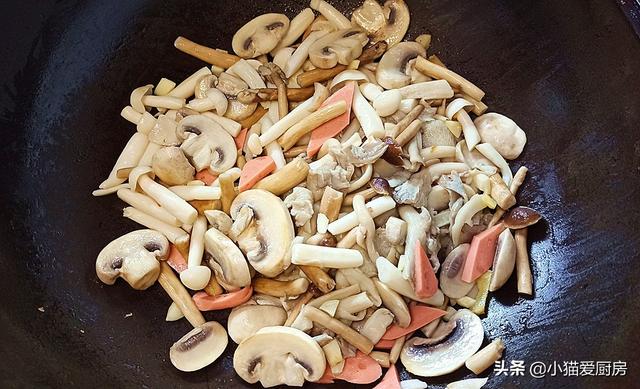 双孢菇怎么做好吃，双鲍菇的功效和作用（冷天来一锅番茄菌菇煲）