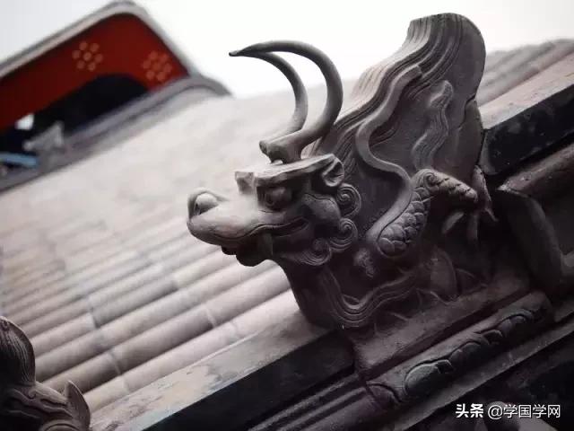 披头是什么意思，披头散发形容的是什么意思（古人为什么要在屋顶上放这些小怪兽）