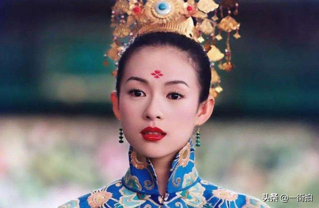 章子怡挑战“中国大妈沙滩照”！扎丸子头披丝巾超显嫩，美回初恋