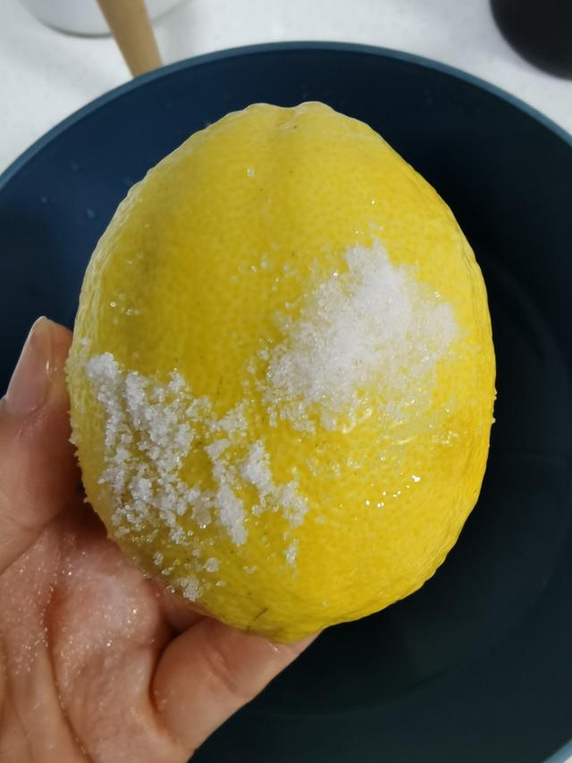 冰糖炖柠檬的功效，冰糖陈皮炖柠檬有什么功效（把柠檬和冰糖一起炖）