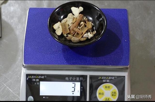 羊汤馆做汤方法，羊汤怎么熬才能汤鲜味美不膻不腻
