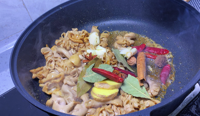 猪大肠的做法大全视频，猪大肠怎么做的最好吃（肥肠怎么洗，才干净无腥臭味）