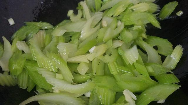 芹菜炒鸡蛋怎么炒好吃窍门，芹菜炒蛋这样做