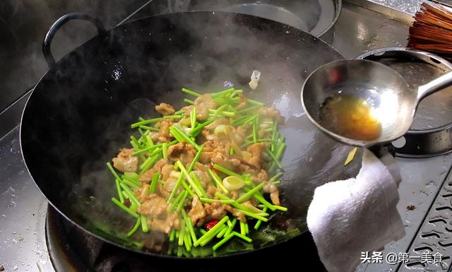 蒜苔炒肉怎么炒好吃，蒜苔炒肉怎么炒才好吃又简单（厨师长教你做蒜苔炒肉片）