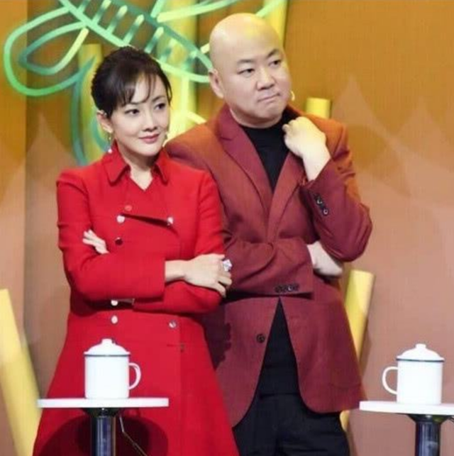 47岁牛莉罕晒神秘老公，男方两鬓斑白显老态，还被误认是爸爸？