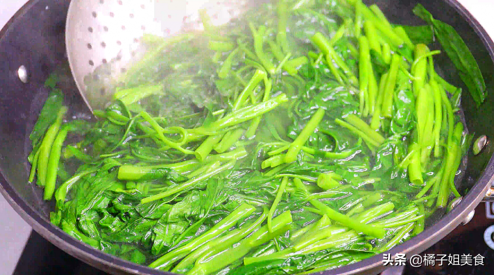 圖片[3]-終于找到炒空心菜不發(fā)黑的技巧 顏值高 口感好-起舞食譜網(wǎng)