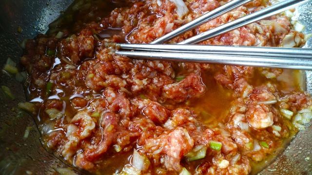 东北大馅饺子的做法，东北大馅蒸饺图片（纯手工东北大萝卜猪肉馅水饺）