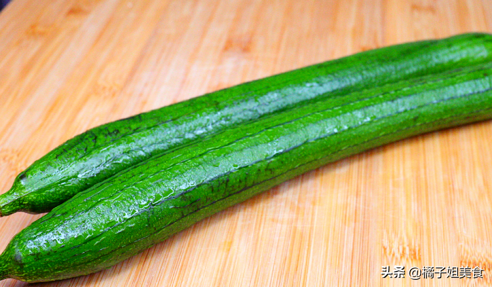 【炒絲瓜】做法步驟圖  鮮嫩入味 營養(yǎng)又解饞-起舞食譜網(wǎng)