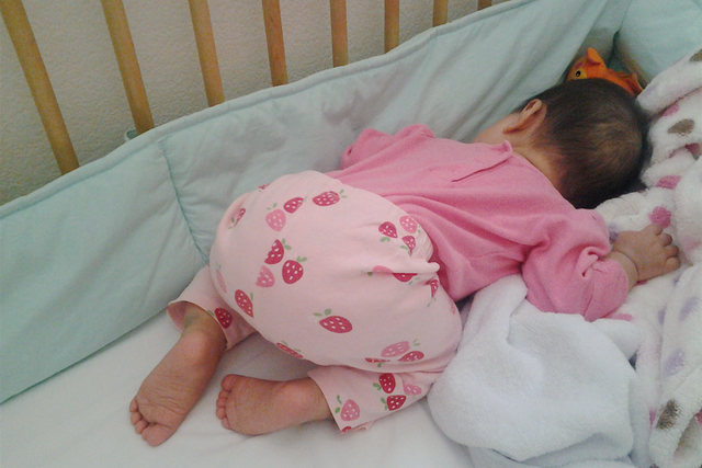 婴儿趴着的正确姿势图，宝宝趴睡的正确姿势（“正确趴睡”爸妈要知道）