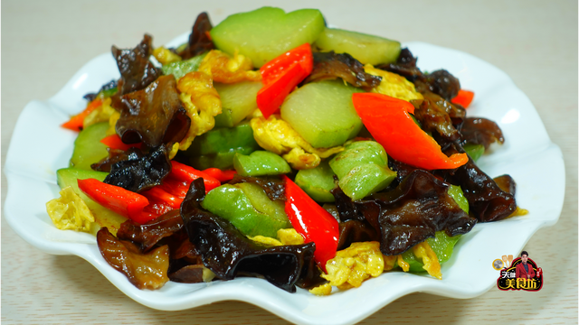 佛手怎么做好吃，怎样做营养美味的佛手海带炒肉（2只佛手瓜加2两木耳）