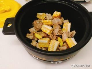 椰子玉米排骨汤怎么做，玉米排骨椰子汤好喝吗（可以美容护肤的椰肉排骨汤）