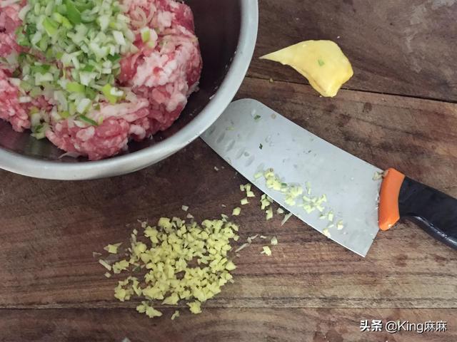 怎样做好吃的荠菜肉水饺，荠菜猪肉水饺怎么做（调馅时只加肉可不行）