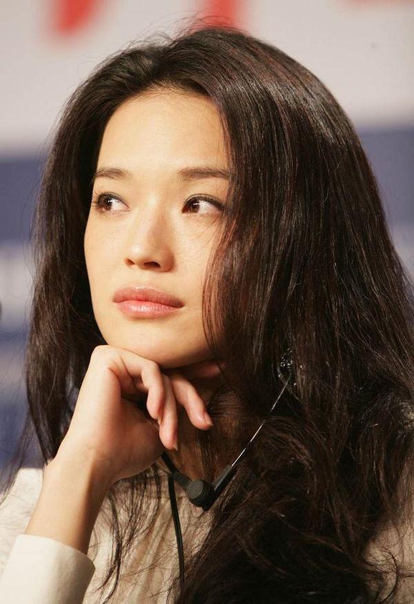 方脸剪什么发型好看，方脸有美人尖适合什么发型（想给方脸“削骨”并不难）