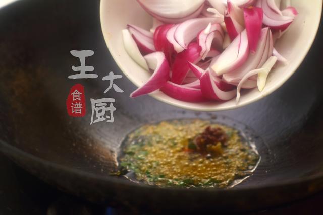 炒鱿鱼片鱼片的家常做法，爆炒鱿鱼片怎么做（洋葱爆炒鱿鱼的正确做法）