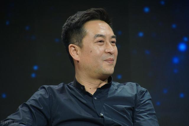 张嘉译50岁后的发型告诉我们，国字脸留小背头，显年轻更有男人味